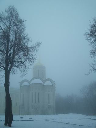 Дмитриевский собор в тумане